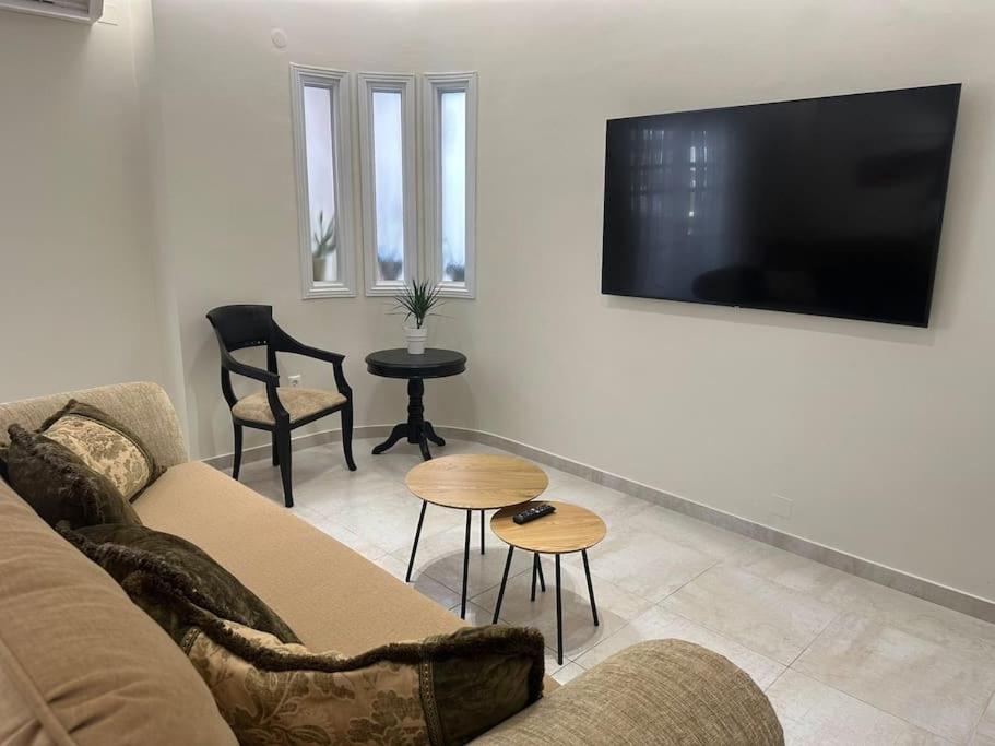 Eclectic Apartment Near Downtown 이라클리온 외부 사진
